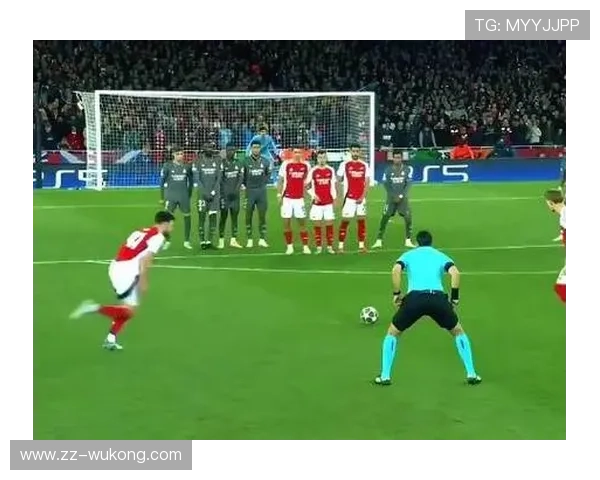 未鸣哨就发任意球，裁判为何不判重踢？