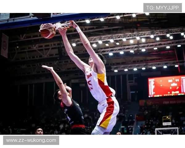 FIBA和NBA在三分线和走步判罚上的具体区别是什么？